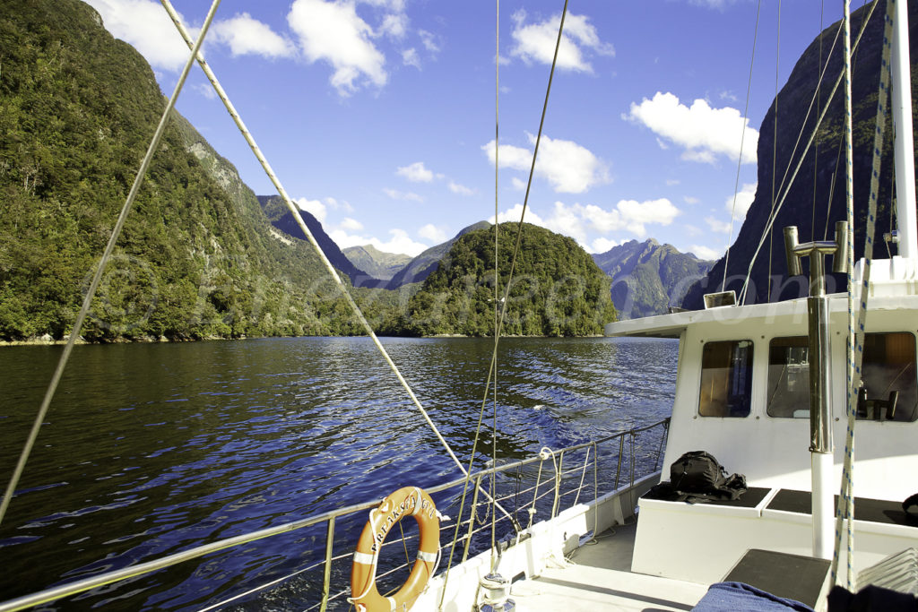 Breaksea Girl naviguant dans le  Doubtfull Sounds Parc National de  Fiordland 