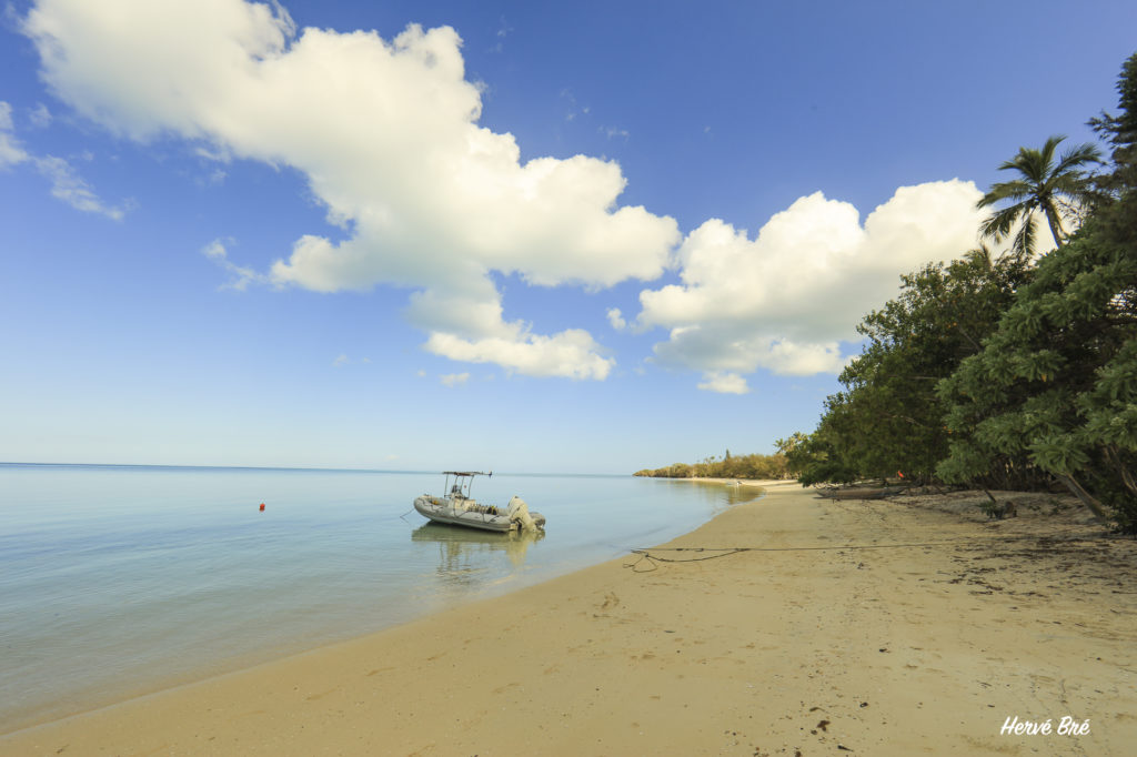 Centre Kunié diving , la plage de Ouameo et un des bateaux du centre