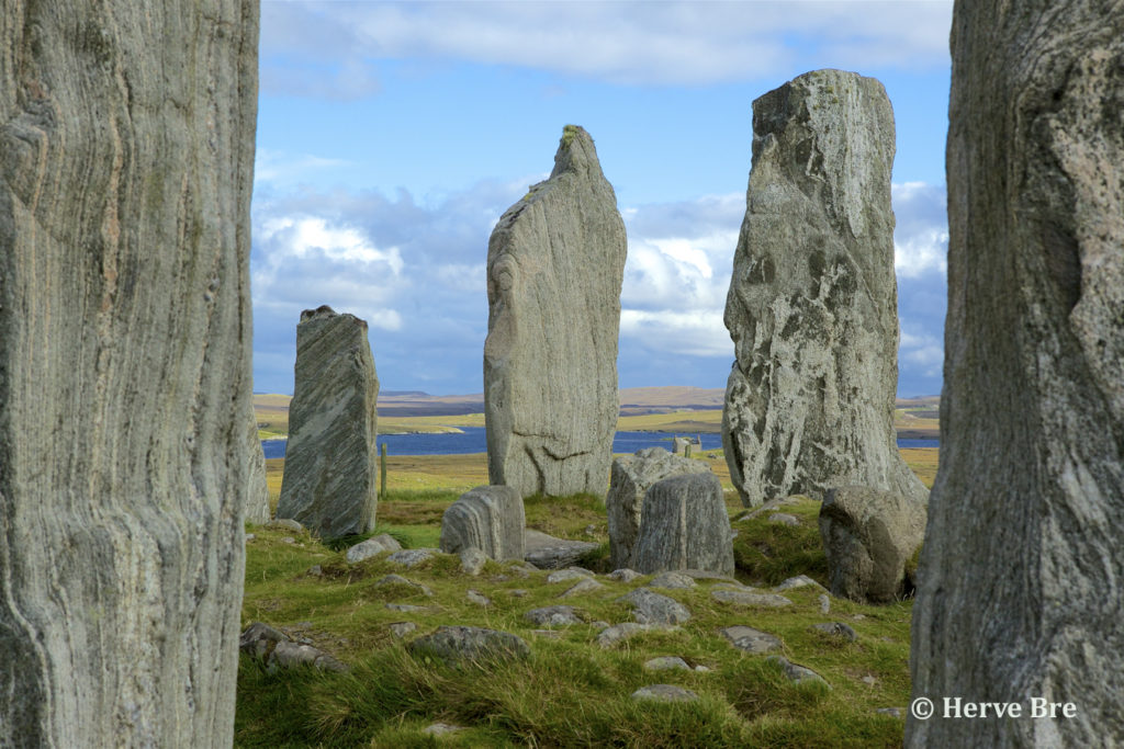 Pierres levées sur le site Calanais de l'île de Lewis face aux collines et pièces d'eau