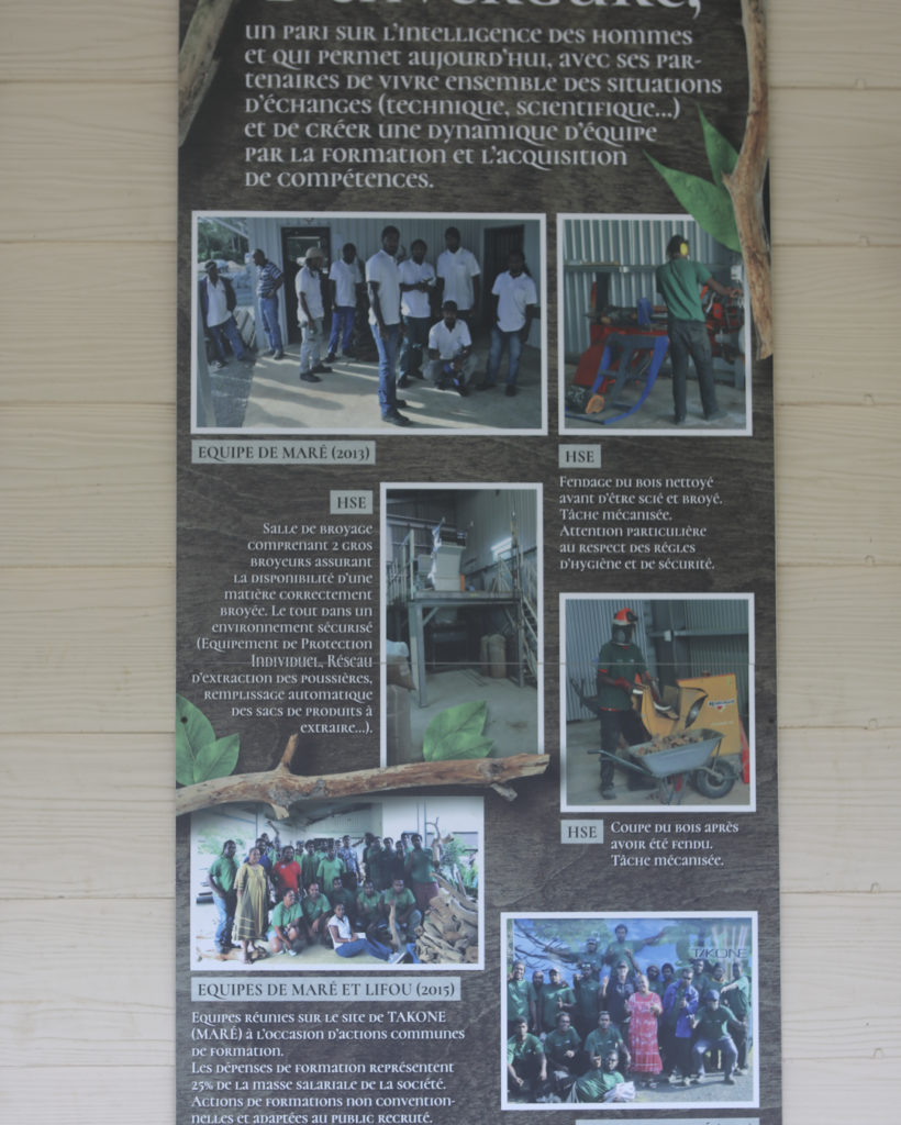Affiche représentant Takone usine de production du santal de Maré 