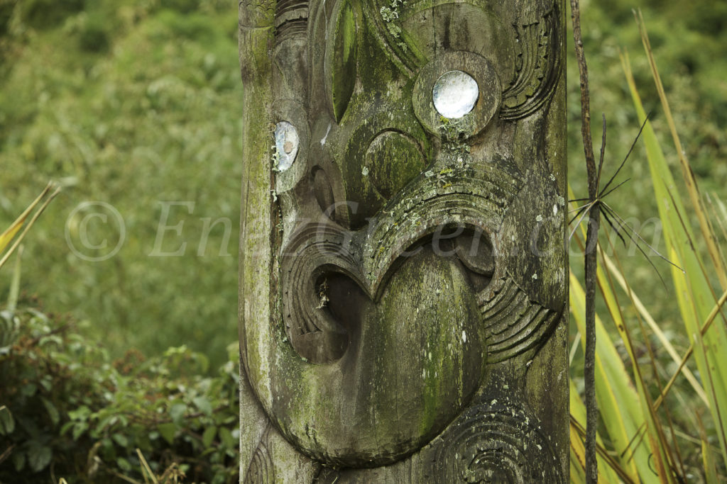 Tiki Maori à Onuku sur la presqu'île d'Akaroa en Nouvelle-Zélande 